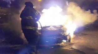 Incendio en zona sur: un auto quedó totalmente destruido en barrio Domingo Matheu