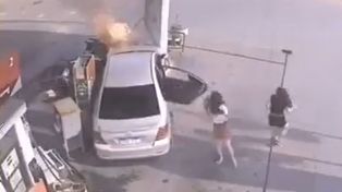 Pánico en la estación de servicios: un auto chocó contra un surtidor y provocó un incendio