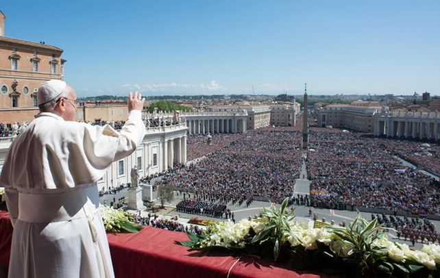 El papa. Francisco pronunció ayer el mensaje pascual en la plaza San Pedro.
