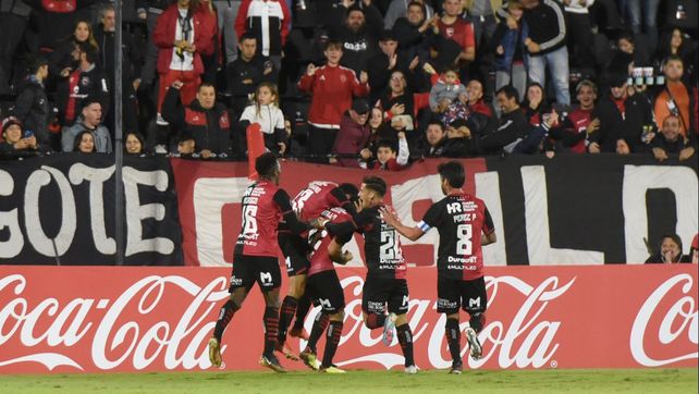 Todo Newells celebra una gran noche ante Blooming. El equipo de Heinze quedó líder tras el 0-0 de Santos y Audax.
