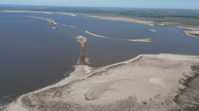 La gran bajante de la laguna de Melincué, como consecuencia de la sequía, permitió encontrar restos arqueológicos (Foto A.S)