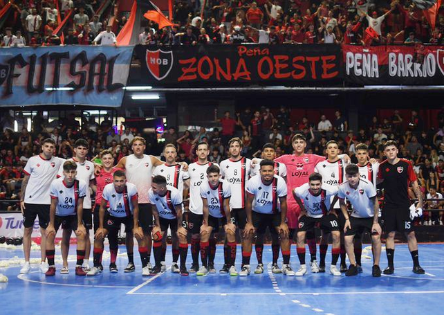 El equipo de Futsal de Newells que logró el ascenso a primera en 2024 ante Franja de Oro.