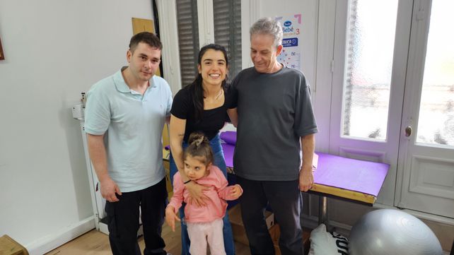 Familias y terapeutas junto al fisiatra israelí Meir Lotan, quien estuvo en Rosario evaluando a las pacientes 
