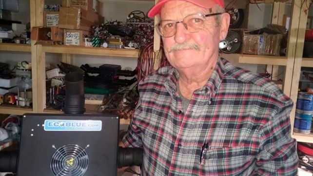 José Ten muestra su creación: un esterilizador de aire que puede usarse para elimniar hongos