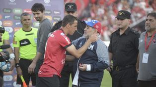Newells rindió pleitesía a un Maradona que no pudo evitar las lágrimas
