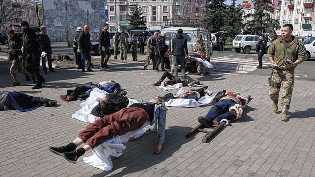 Ucrania: al menos 39 muertos en un ataque ruso a una estación de tren repleta de civiles