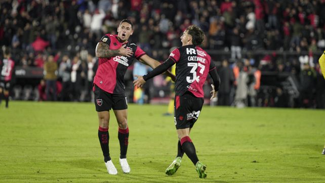  Alegría leprosa. El uruguayo Armando Méndez marcó el tanto del triunfo rojinegro y  Jerónimo Cacciabue se asocia al festejo.