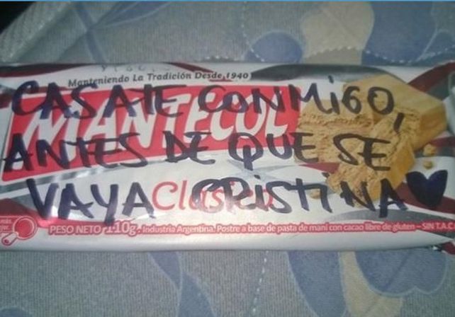 Una chica le propuso casamiento al novio antes de que se vaya Cristina