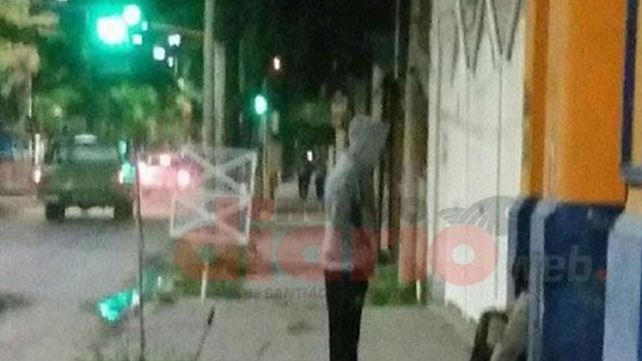 Le regaló las zapatillas a un indigente y se fue descalzo pese al frío