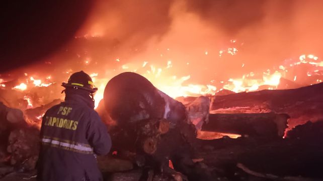 Voraz incendio en barrio Godoy. Bomberos Zapadores debieron emplear casi tres horas para controlar la situación.