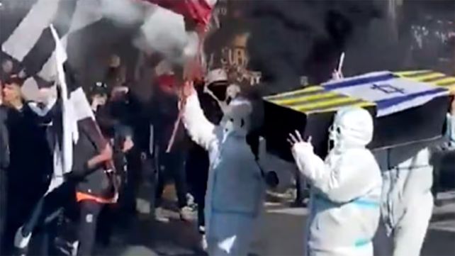 Hinchas de All Boys desplegaron elementos antisemitas contra Atlanta e Israel en la previa al clásico.