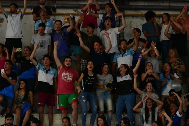 Es una fiesta la tribuna de Olimpia.&nbsp;