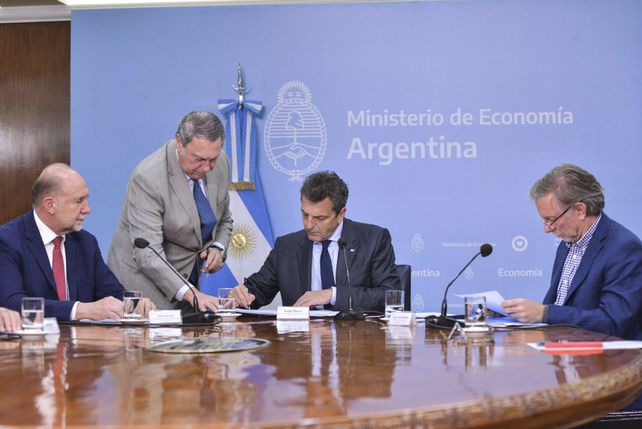 Massa rubricó la nueva edición del programa junto al gobernador Perotti y el secretario de Agricultura