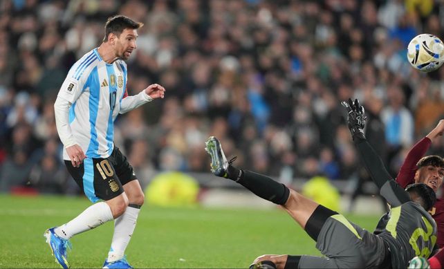 Golazo. Leo Messi la pincha y marca el primer gol de Argentina en la gran noche que tuvo el 10 en el Monumental.