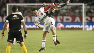 Luca Regiardo mete la cabeza, ante la peligrosa pierna levantada de un rival. Newells igualó 1 a 1 con Estudiantes.