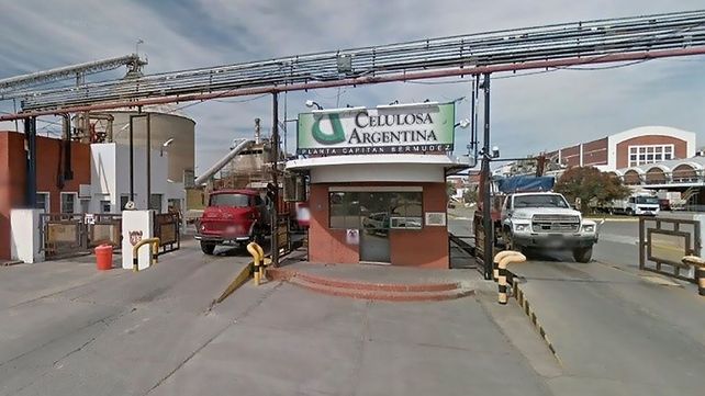Las plantas de Celulosa&nbsp; Capitán Bermúdez y de Zárate están paralizadas desde julio. Los trabajadores solo cobraron el 30% del salario