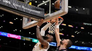La figura de los Laker, LeBron James anota pese a la marca de Ivica Zubac&nbsp;