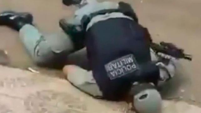 Le quitó el arma a un policía durante una requisa y lo mató