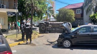 Violento choque entre una camioneta y un taxi en el que viajaban una mujer y su bebé