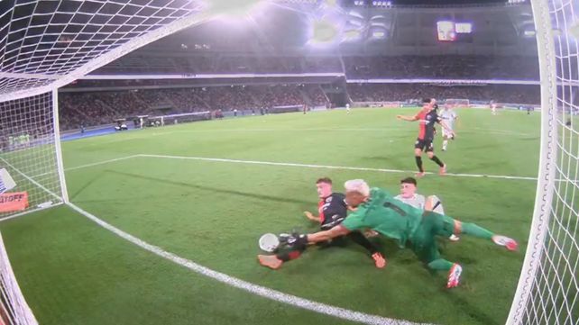 La brillante doble tapada de Keylor Navas para evitar el segundo de Central Córdoba ante Newells.