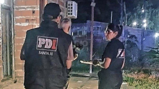Entre la vida y la muerte: intentan matar a un hombre a puñaladas en el patio de una vivienda
