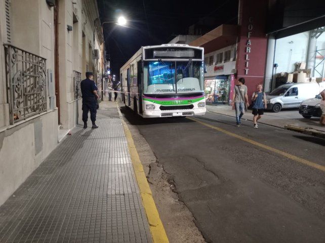 Dictaron arresto domiciliario al chofer imputado por la muerte de un pasajero de 77 años que cayó de un colectivo.