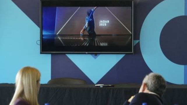 El intendente Javkin mira una pantalla durante la presentación de los Jadar.