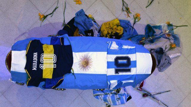 Los restos de Diego Armando Maradona son velados en la Casa Rosada.