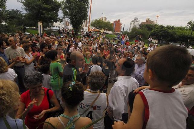 Más de 500 personas se unieron en un abrazo simbólico por Serena