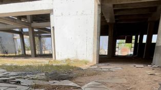 En septiembre pasado hubo un último ataque vandálico que destrozó por completo los cerramientos de vidrio de todos los niveles del edificio.&nbsp;
