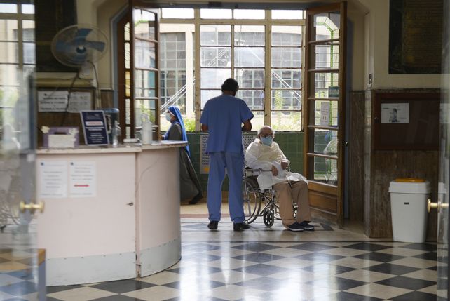 Frente a la segunda ola, los geriátricos restringen visitas