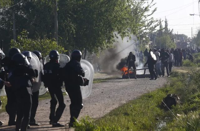 Guernica: incidentes entre ocupantes de terrenos y la policía durante un desalojo