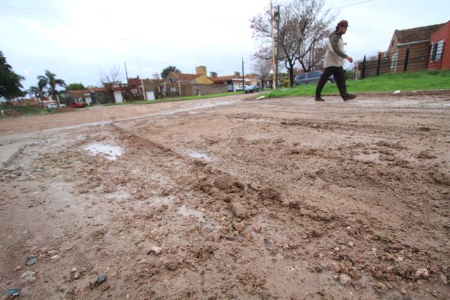 A pie. La ciudad creció con nuevas urbanizaciones y calle Espejo se vuelve intransitable.