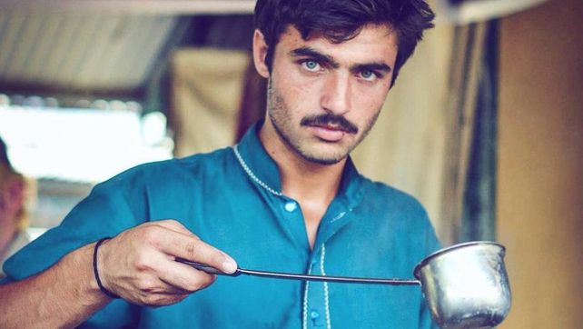 Ojos azules y una foto fueron suficientes para cambiar la vida de un vendedor de té