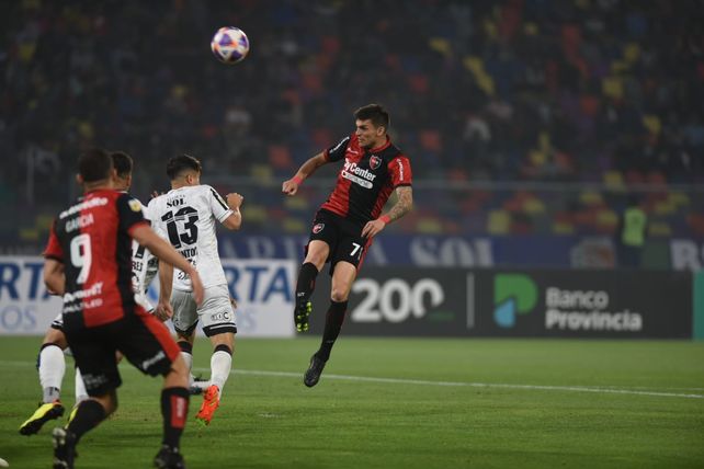 Newells brilló en Santiago, ganó 3 a 0 y está muy cerca de la Sudamericana