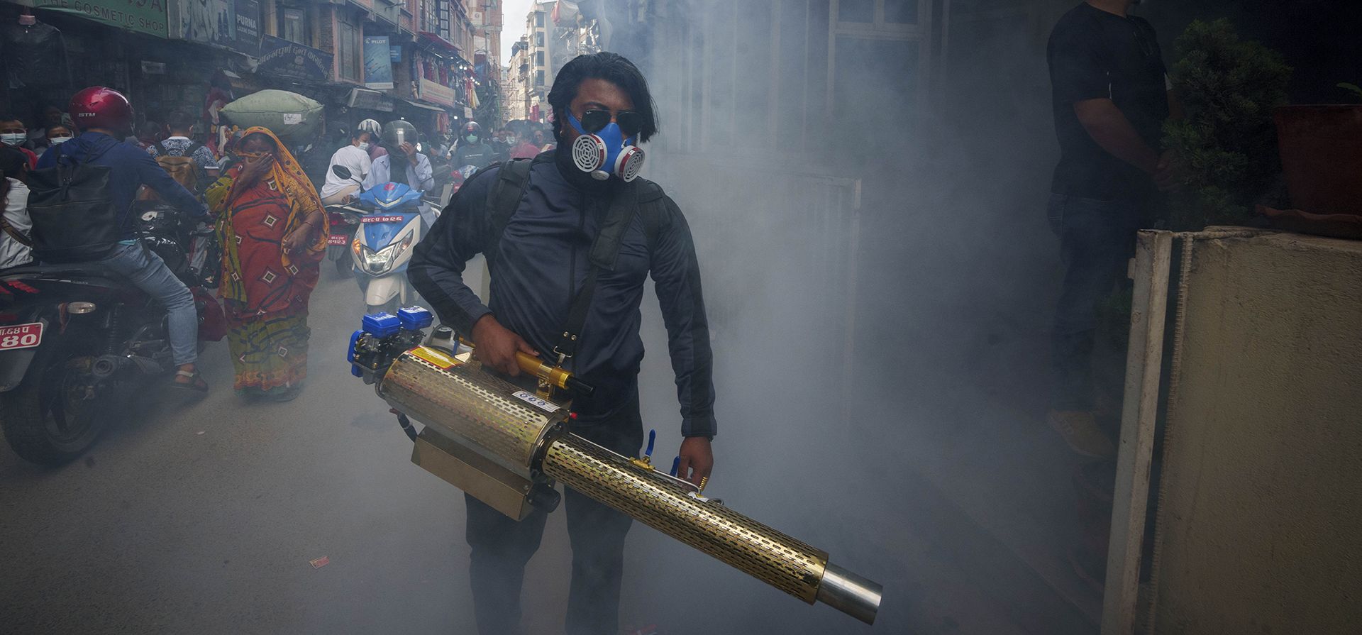 Un trabajador fumiga un área en un intento por controlar la propagación de enfermedades transmitidas por mosquitos en Katmandú, Nepal, el jueves 22 de septiembre de 2022.