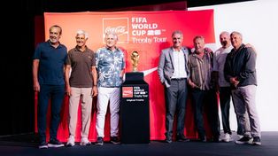 La Copa del Mundo original de la Fifa y los campeones del mundo de Argentina alrededor. Todo emoción.