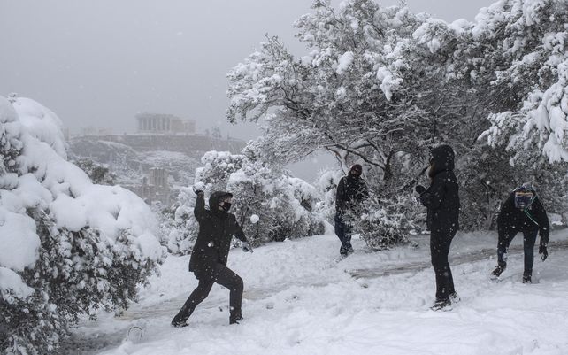 La ola de frío en Grecia cubre de nieve Atenas