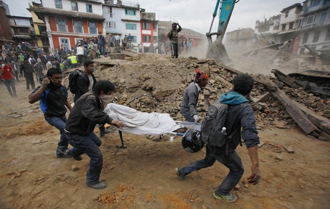 Un grupo de voluntarios traslada el cadáver de una de las víctimas del terremoto. (Foto: AP)