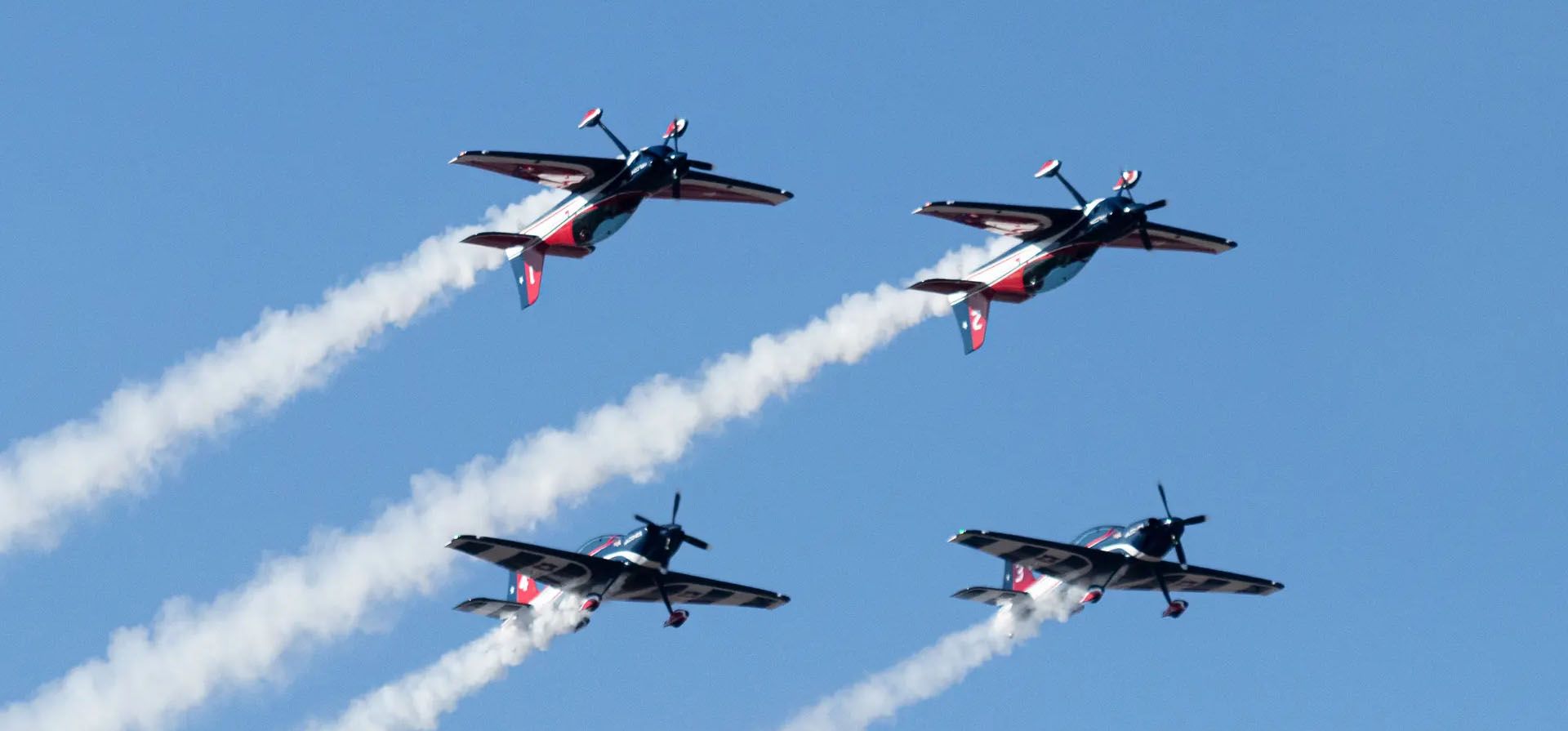 El escuadrón de acrobacia aérea de la Fuerza Aérea de Chile llamado halcones, o Hawks, se presenta durante la Feria Internacional del Aire y el Espacio en Santiago, Chile. Fotografía: Agencia Anadolu/Getty Images