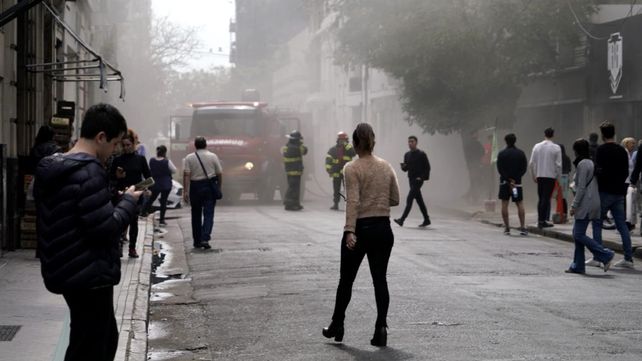 El humo producto del incendio manaba desde el subsuelo de la Cochera Apolo