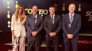 Central. Carolina Cristinziano, Gonzalo Belloso, Jorge Almirón y Federico Lussenhoff en el sorteo de la Copa Libertadores.