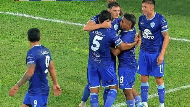 Los jugadores de Gimnasia y Tiro festejan el gol ante Patronato.