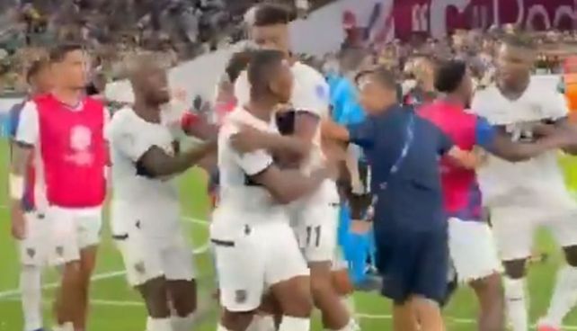 Dos jugadores de Ecuador protagonizaron una discusión tras el partido con México. (Imagen de video)