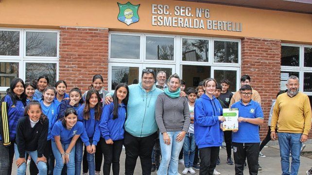Distinción. La comunidad de la escuela secundaria Nº6 Esmeralda Bertelli mostró su orgullo por el logro alcanzado por sus alumnos.