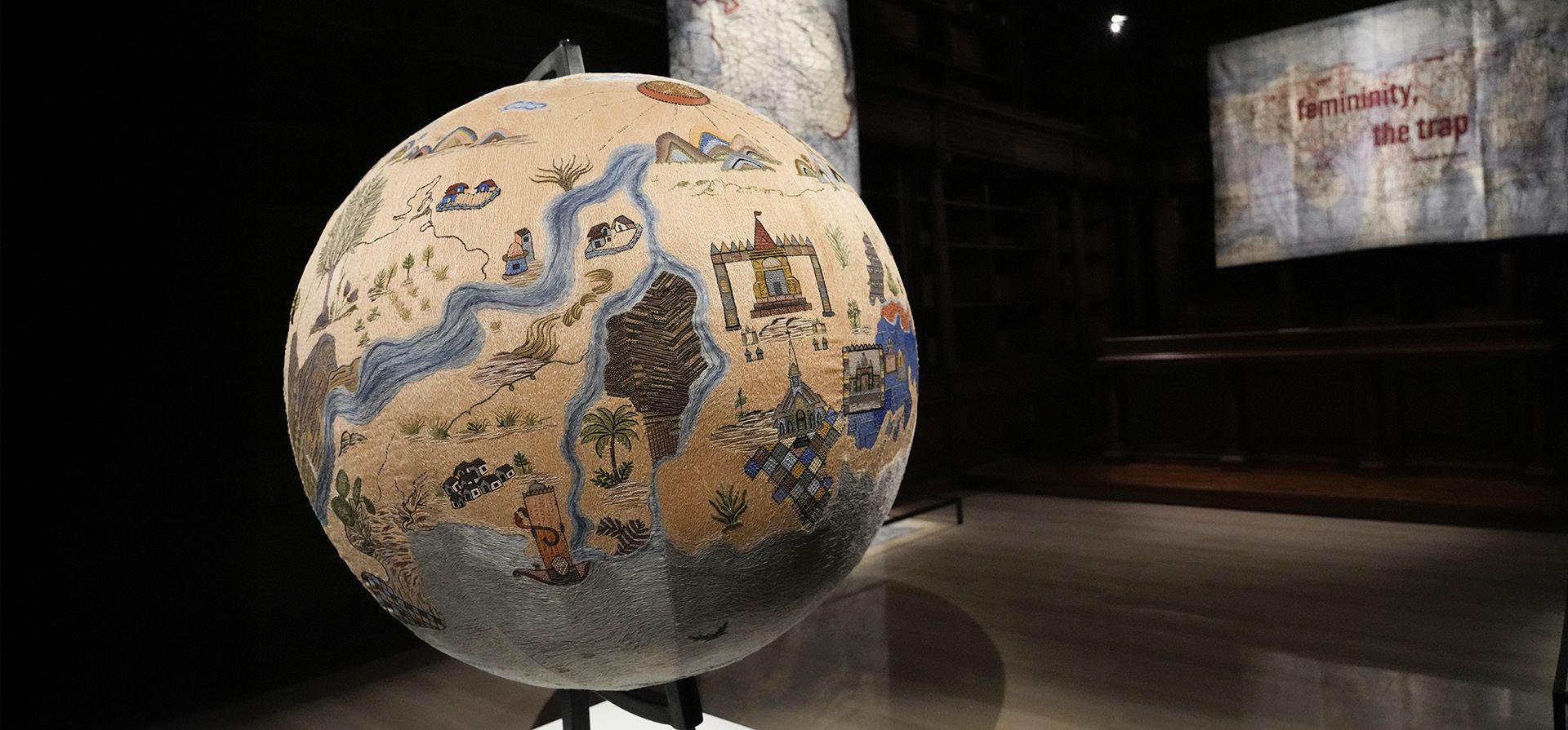 Instalaciones de arte se exhiben durante la vista previa de la exposición Instalaciones de arte se exhiben durante la vista previa de la exposición