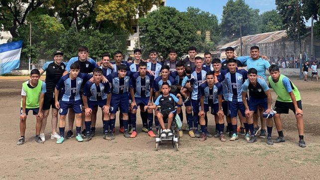 El plantel 2024.  Los tricolores en el último partido ante Arijón. Llegó el triunfo y ascenso 