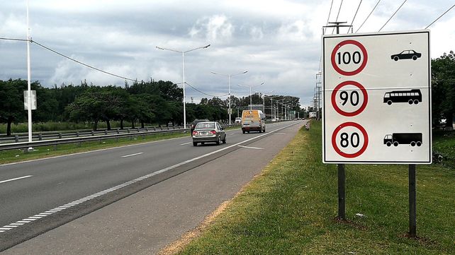 Todo listo. Los carteles que anuncian las velocidades máximas permitidas ya están instalados.