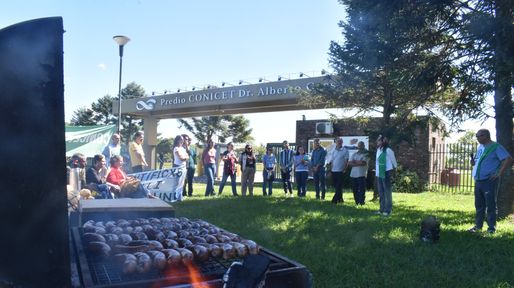 Con un Choricet, los científicos del Conicet Santa Fe salieron a denunciar el desfinanciamiento de la ciencia