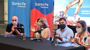 La ministra Frana explicó con su equipo el alcance de las capacitaciones.